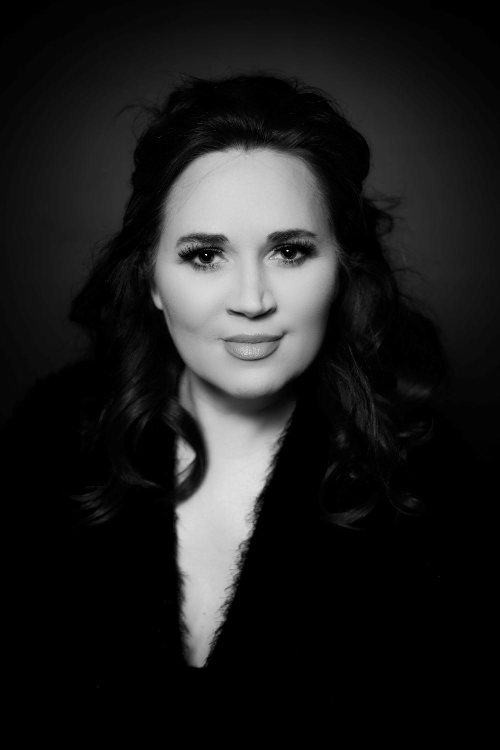 Śpiewaczka Gabriela Kamińska pozuje w czarnej sukience, ma czarne włosy i lekki uśmiech