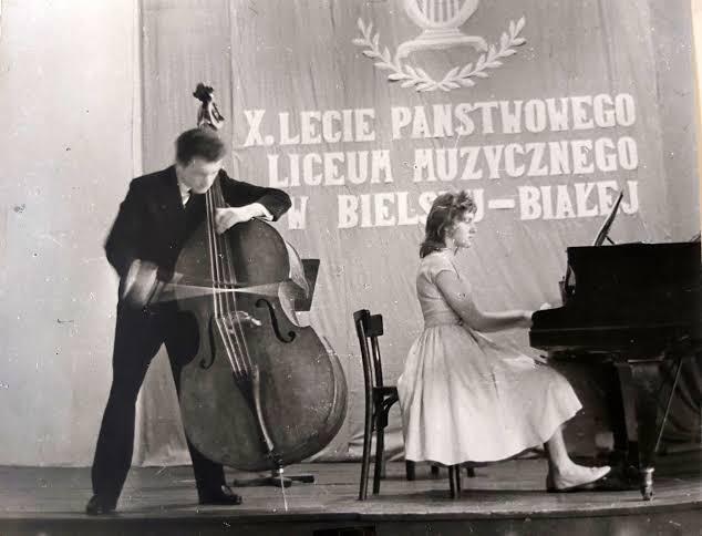 Dziesięciolecie szkoły, grający mężczyzna na kontrabasie i pianistka przy instrumencie