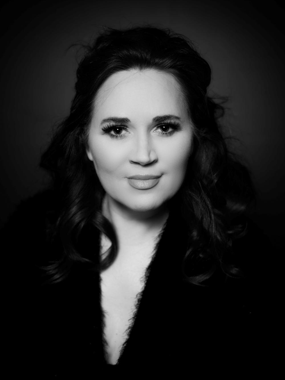Śpiewaczka Gabriela Kamińska pozuje w czarnej sukience, ma czarne włosy i lekki uśmiech